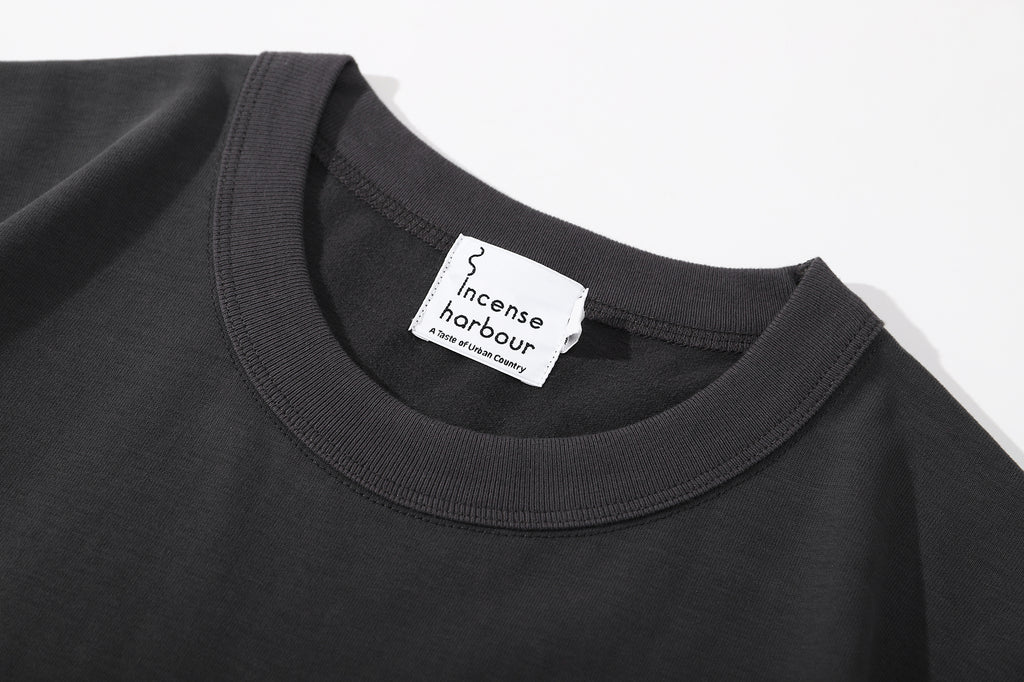 close up of the elastic and durable ribbed collar
