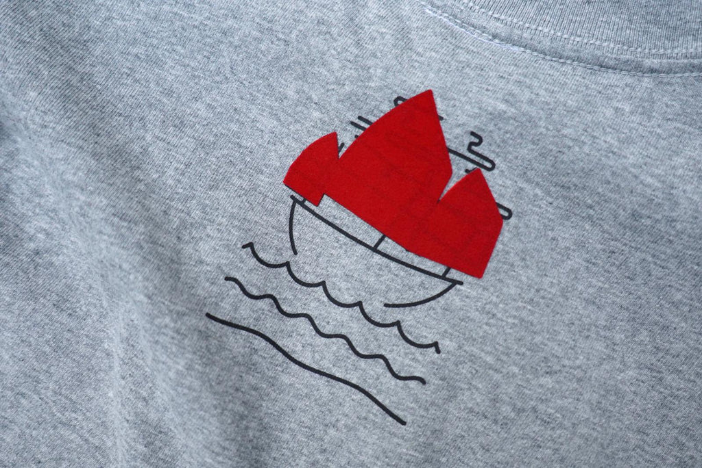 Incense Harbour Pocket T-shirt silkscreen with felt - Grey fisherboat - GLUE Associates